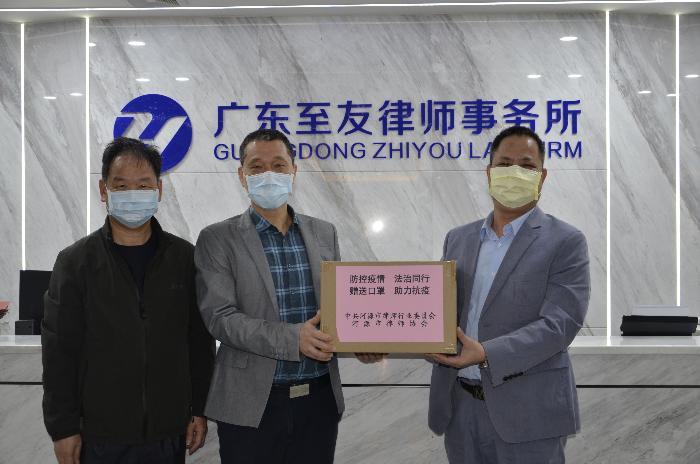 市司法局副局長、市律師行業黨委書記劉軍向我所贈送口罩