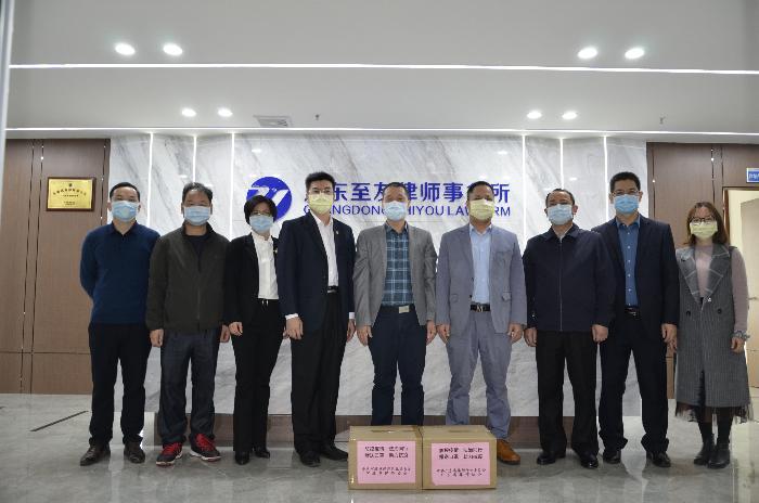 相關領導與我所律師代表合影留念